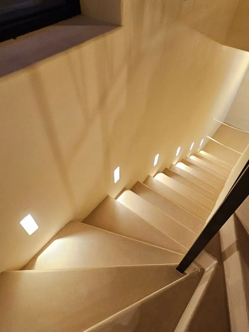 Escalera con acabado continuo y luz LED